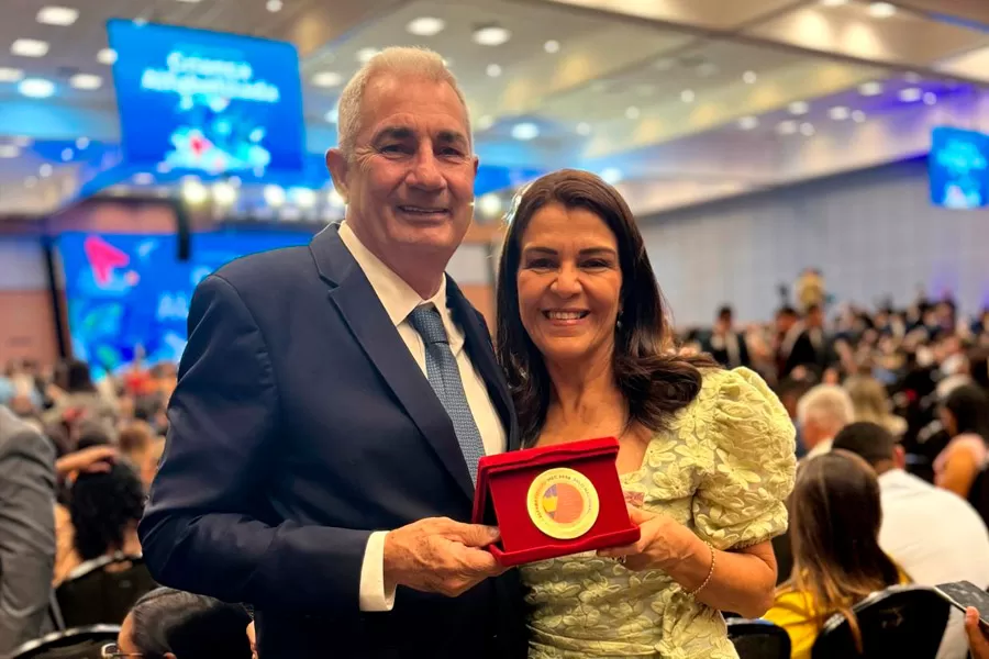 É ouro! Medeiros Neto recebe Selo Ouro de Alfabetização Nacional em Brasília