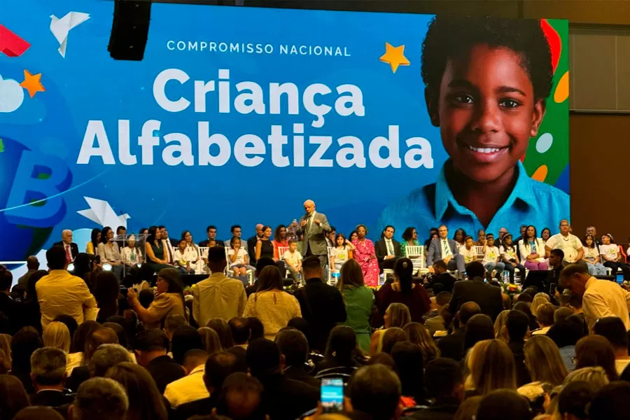 É ouro! Medeiros Neto recebe Selo Ouro de Alfabetização Nacional em Brasília