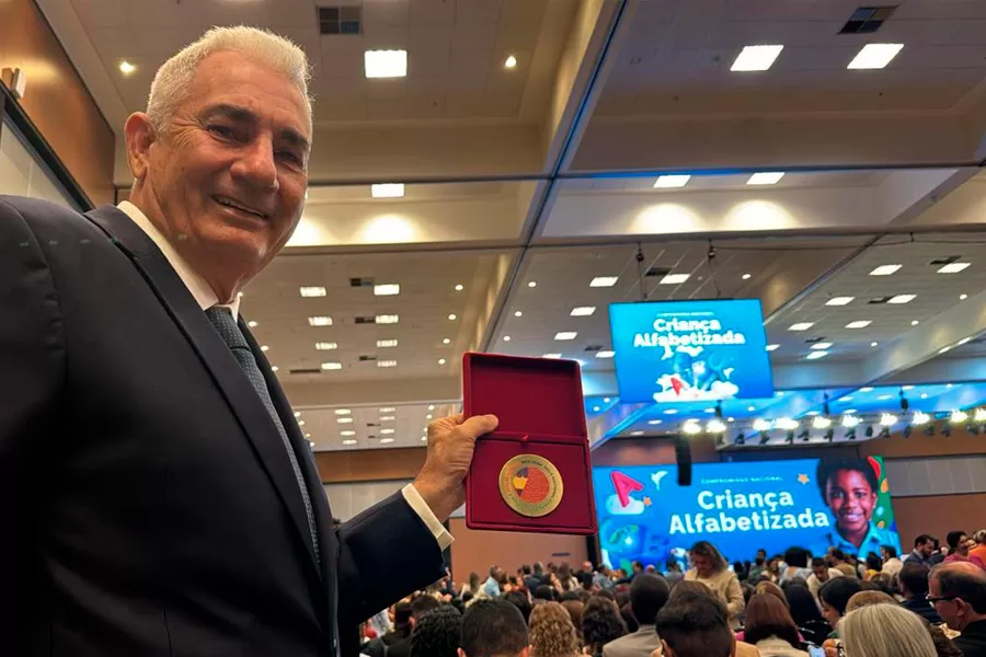 É ouro! Medeiros Neto recebe Selo Ouro de Alfabetização Nacional em Brasília