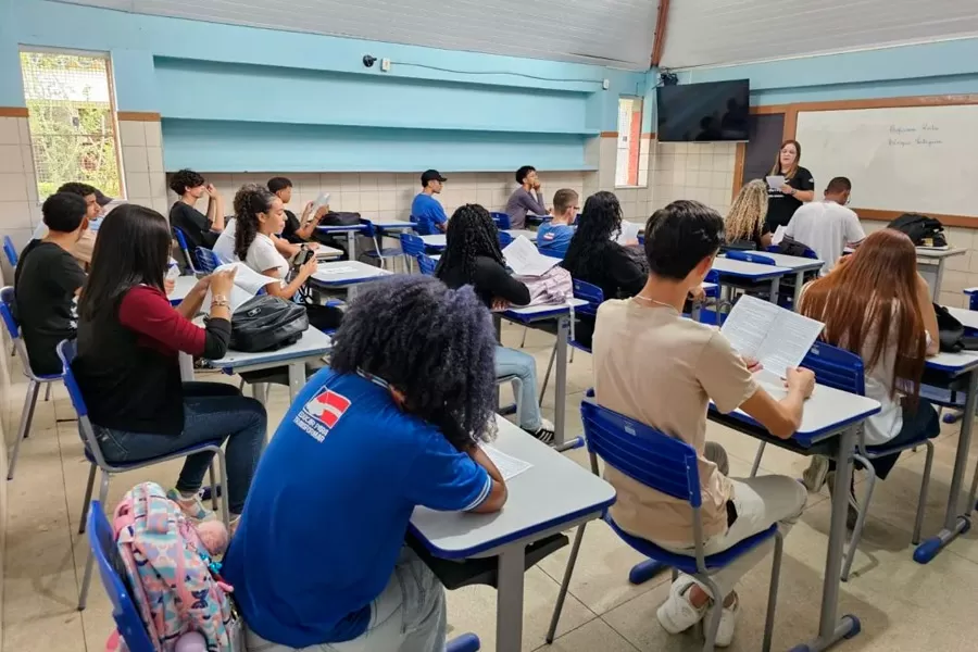 Jerônimo anuncia contratação de psicólogos para a rede estadual de ensino