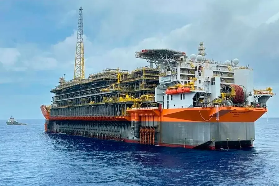 Maior plataforma de petróleo do Brasil inicia operação no pré-sal