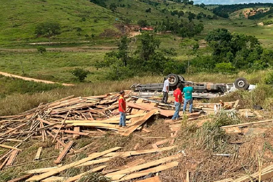 Caminhão da Nissi Madeiras de Teixeira de Freitas cai em ribanceira e mata motorista e ajudante