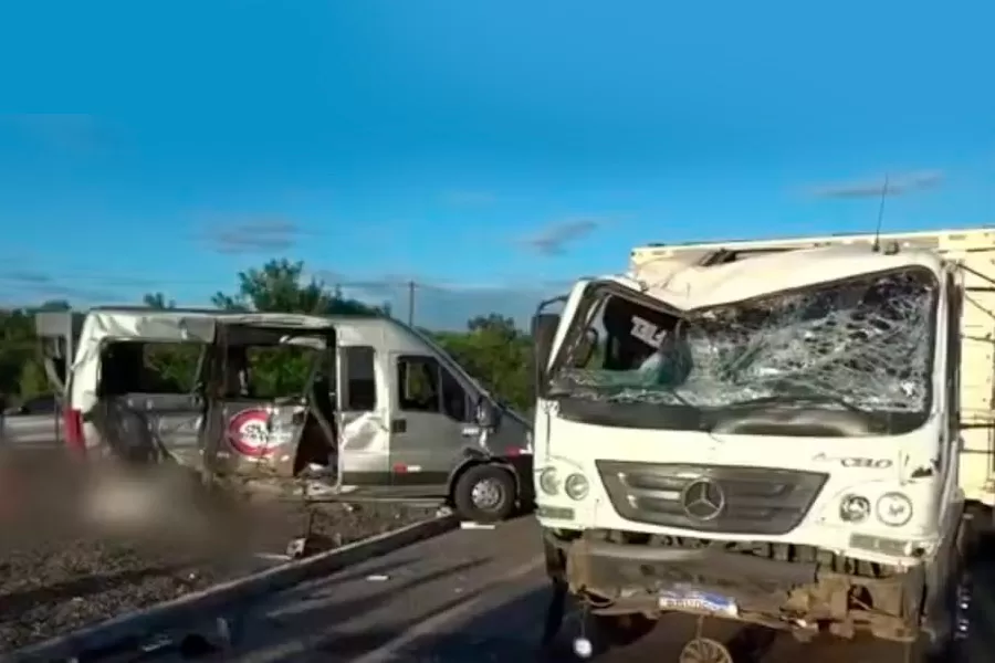 Seis pessoas morrem após colisão entre van e caminhão em rodovia no norte da Bahia