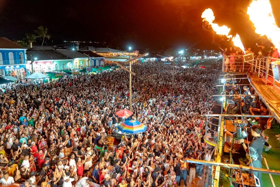 Porto Seguro abre o Carnaval 2025 com show de Natanzinho Lima e passarela lotada