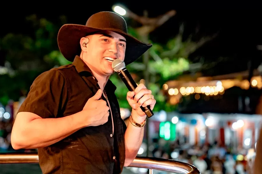 Porto Seguro abre o Carnaval 2025 com show de Natanzinho Lima e passarela lotada