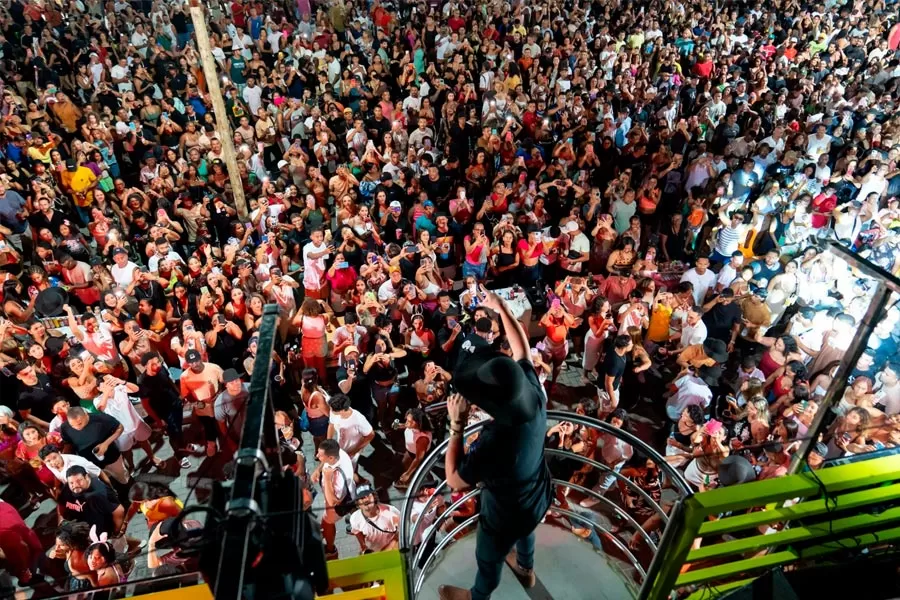 Porto Seguro abre o Carnaval 2025 com show de Natanzinho Lima e passarela lotada