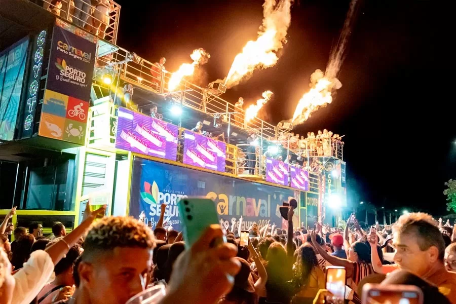 Porto Seguro abre o Carnaval 2025 com show de Natanzinho Lima e passarela lotada