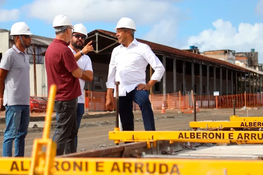 Governador vistoria obras do VLT na Calçada, que avançam com implantação dos primeiros trilhos