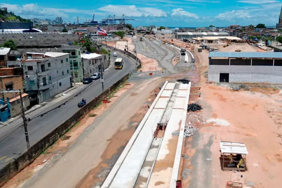 Governador vistoria obras do VLT na Calçada, que avançam com implantação dos primeiros trilhos Governador vistoria obras do VLT na Calçada, que avançam com implantação dos primeiros trilhos