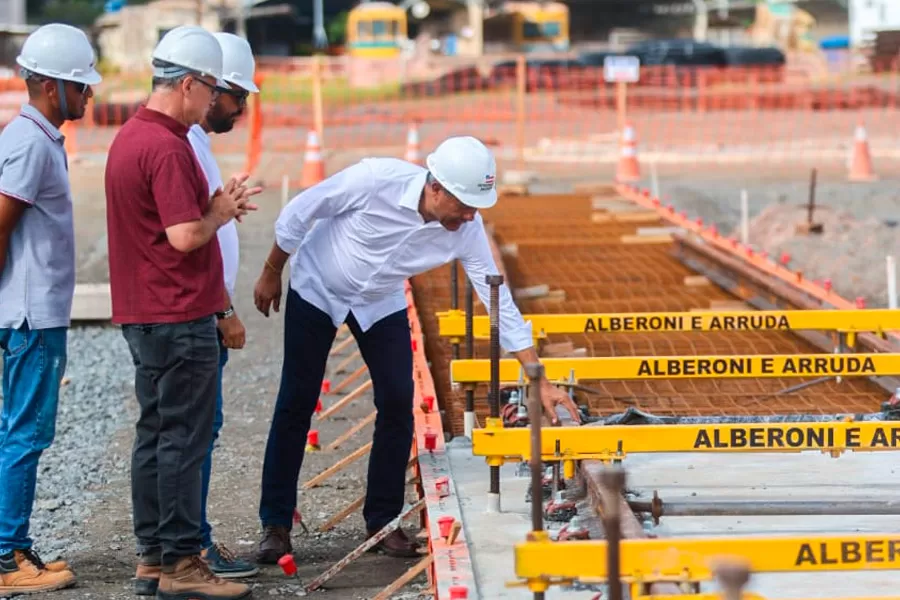 Governador vistoria obras do VLT na Calçada, que avançam com implantação dos primeiros trilhos Governador vistoria obras do VLT na Calçada, que avançam com implantação dos primeiros trilhos
