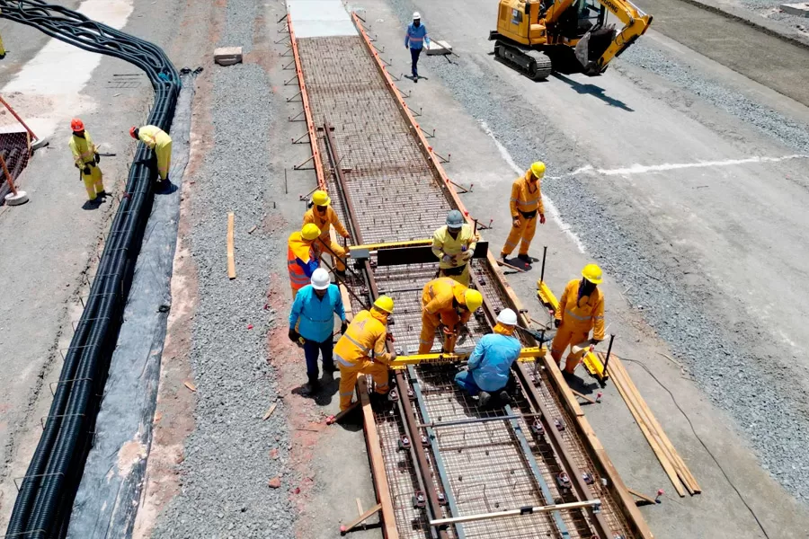 Governador vistoria obras do VLT na Calçada, que avançam com implantação dos primeiros trilhos Governador vistoria obras do VLT na Calçada, que avançam com implantação dos primeiros trilhos