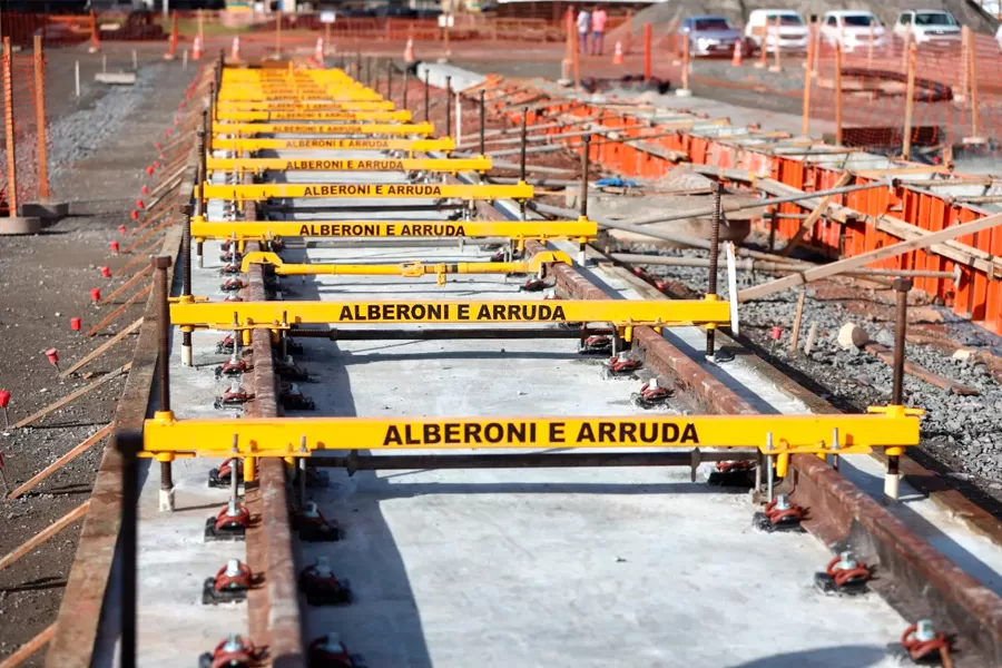 Governador vistoria obras do VLT na Calçada, que avançam com implantação dos primeiros trilhos Governador vistoria obras do VLT na Calçada, que avançam com implantação dos primeiros trilhos
