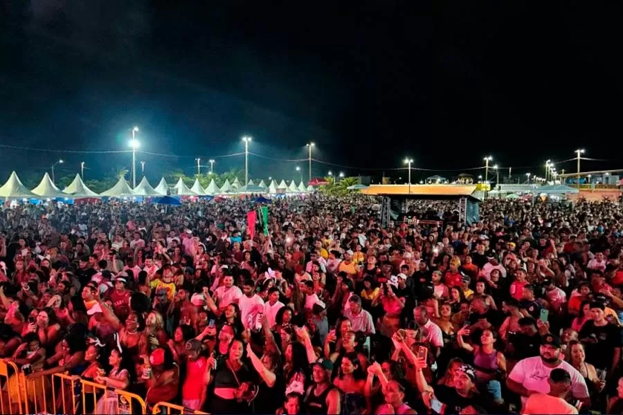 Mistura de ritmos marca a abertura do Carnaval 2025 em Mucuri