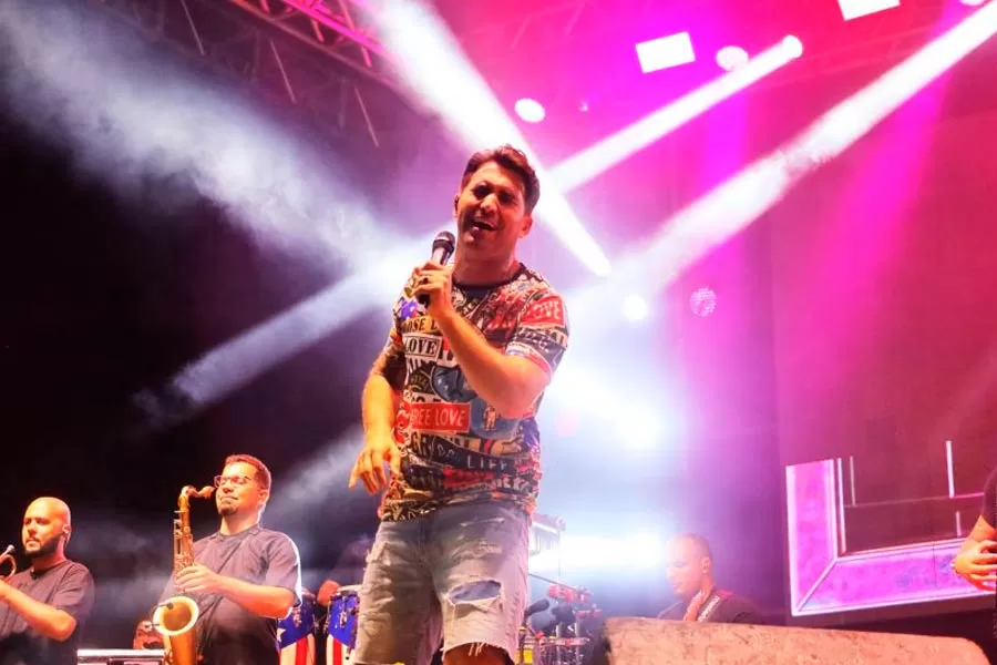 Mistura de ritmos marca a abertura do Carnaval 2025 em Mucuri
