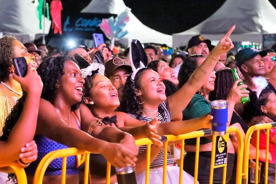 Mistura de ritmos marca a abertura do Carnaval 2025 em Mucuri