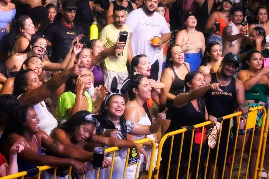 Mistura de ritmos marca a abertura do Carnaval 2025 em Mucuri