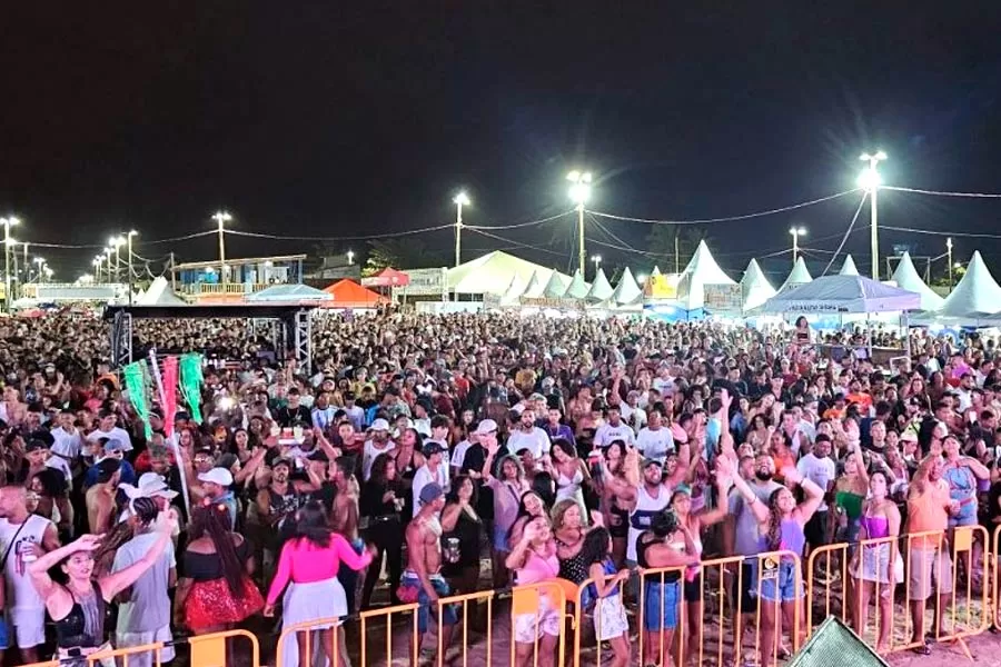 Arena Praia da Barra foi palco da folia de Carnaval com grandes atrações em Mucuri