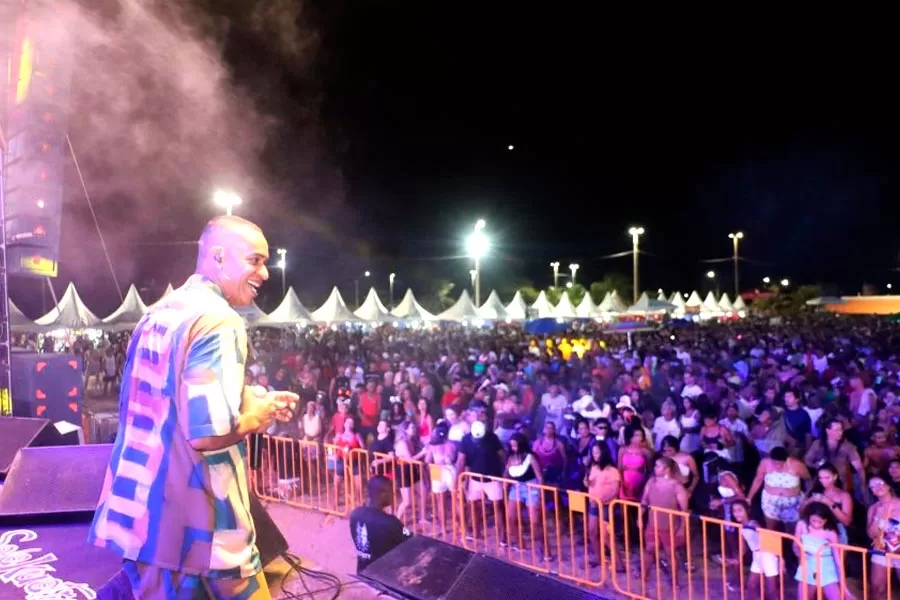 Carnaval de Mucuri: penúltima noite mantém energia e público recorde Carnaval de Mucuri: penúltima noite mantém energia e público recorde
