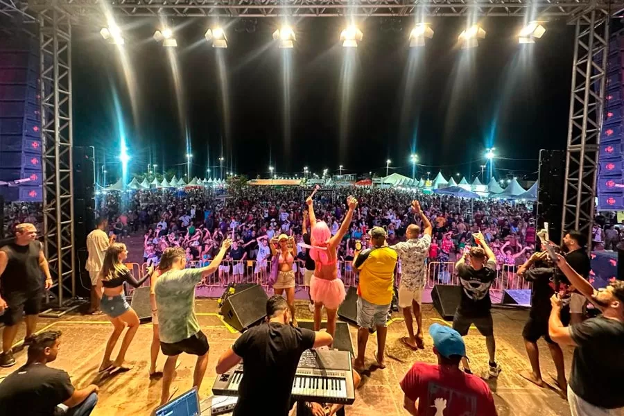 Carnaval de Mucuri: penúltima noite mantém energia e público recorde Carnaval de Mucuri: penúltima noite mantém energia e público recorde
