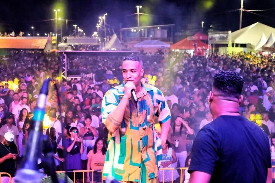 Carnaval de Mucuri: penúltima noite mantém energia e público recorde Carnaval de Mucuri: penúltima noite mantém energia e público recorde