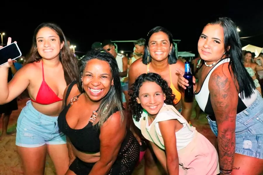 Carnaval de Mucuri: penúltima noite mantém energia e público recorde Carnaval de Mucuri: penúltima noite mantém energia e público recorde