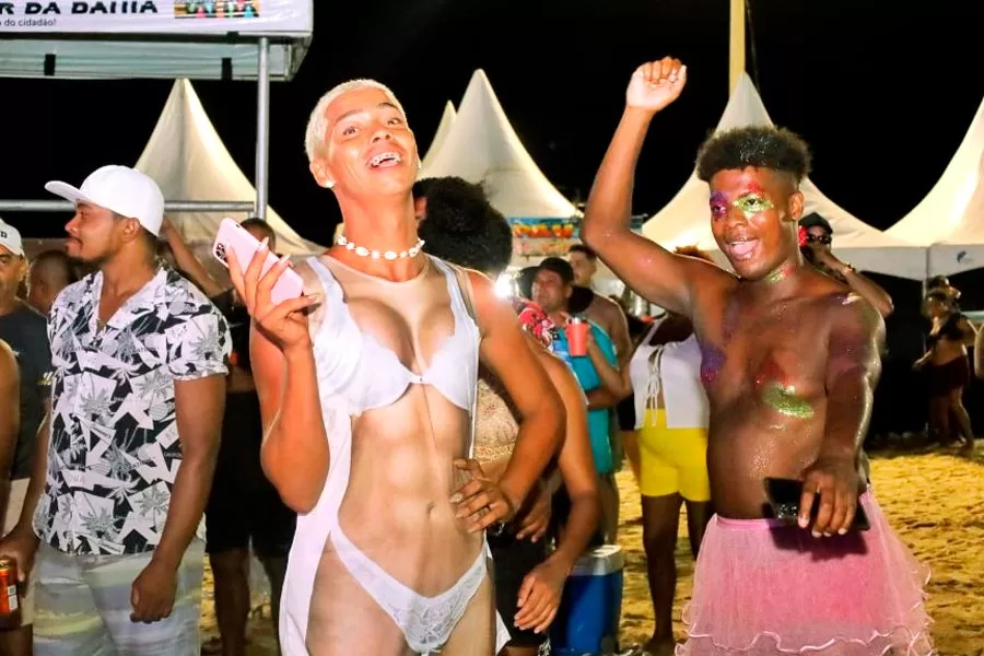 Carnaval de Mucuri: penúltima noite mantém energia e público recorde Carnaval de Mucuri: penúltima noite mantém energia e público recorde