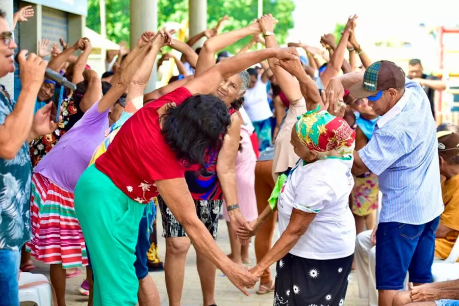 Idosos de Teixeira de Freitas celebram Carnaval com música, alegria e muita animação