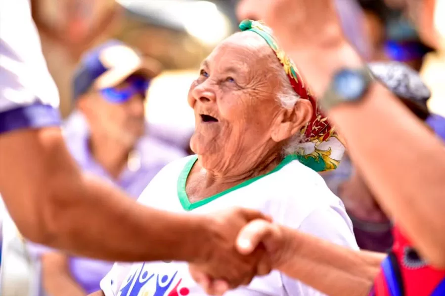 Idosos de Teixeira de Freitas celebram Carnaval com música, alegria e muita animação Idosos de Teixeira de Freitas celebram Carnaval com música, alegria e muita animação