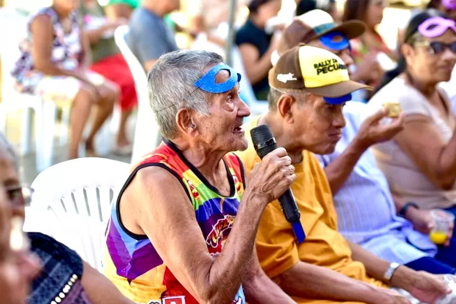Idosos de Teixeira de Freitas celebram Carnaval com música, alegria e muita animação Idosos de Teixeira de Freitas celebram Carnaval com música, alegria e muita animação