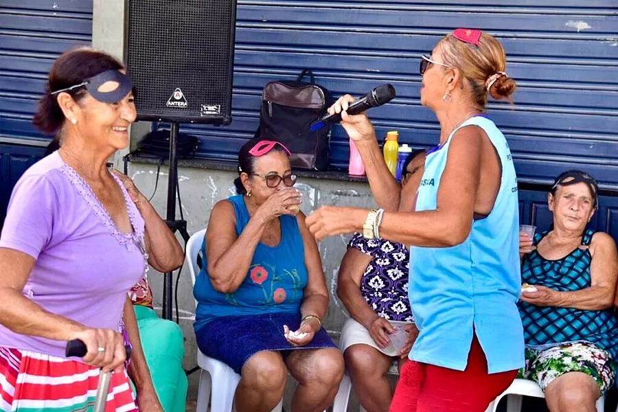 Idosos de Teixeira de Freitas celebram Carnaval com música, alegria e muita animação Idosos de Teixeira de Freitas celebram Carnaval com música, alegria e muita animação