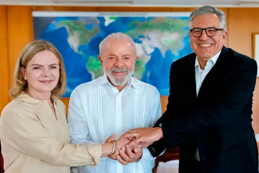 Gleisi Hoffmann e Alexandre Padilha tomam posse em novos ministérios nesta segunda-feira (10)