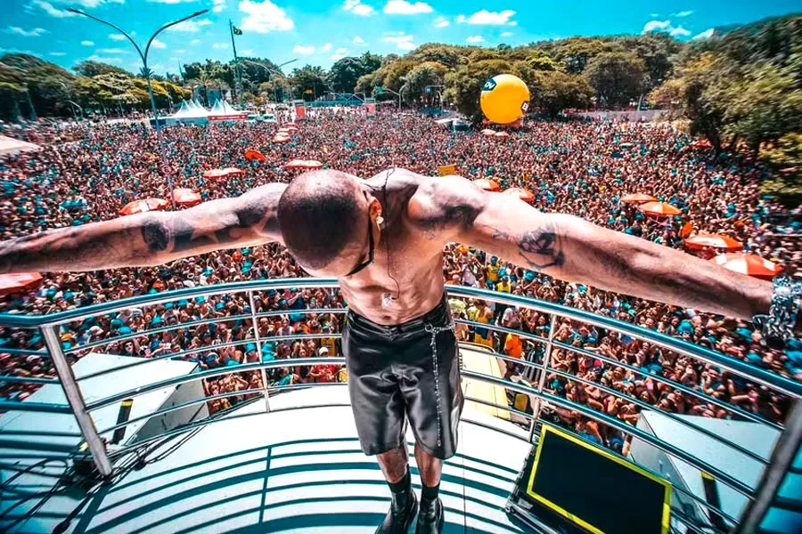 Léo Santana reúne mais de 1 milhão de foliões em bloco e celebra: “Em êxtase com o que vivi”