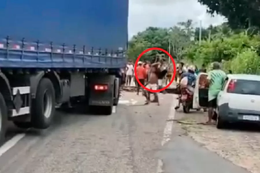 Índios destroem para-brisa de carreta após interditar BR-367 em Porto Seguro