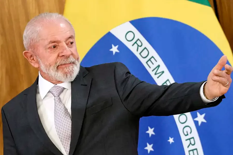 Em busca de acordos, Lula e autoridades embarcam para Ásia