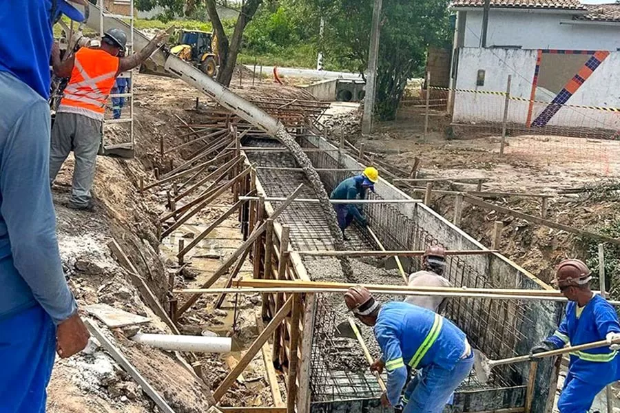 Prefeitura de Teixeira de Freitas realiza obra de drenagem no bairro Eixo Sul