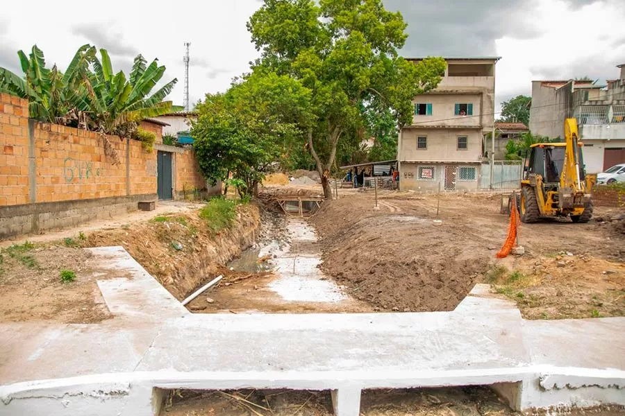 Prefeitura de Teixeira de Freitas realiza obra de drenagem no bairro Eixo Sul Prefeitura de Teixeira de Freitas realiza obra de drenagem no bairro Eixo Sul