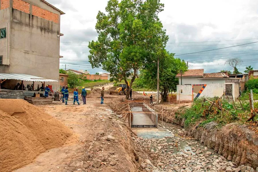 Prefeitura de Teixeira de Freitas realiza obra de drenagem no bairro Eixo Sul Prefeitura de Teixeira de Freitas realiza obra de drenagem no bairro Eixo Sul