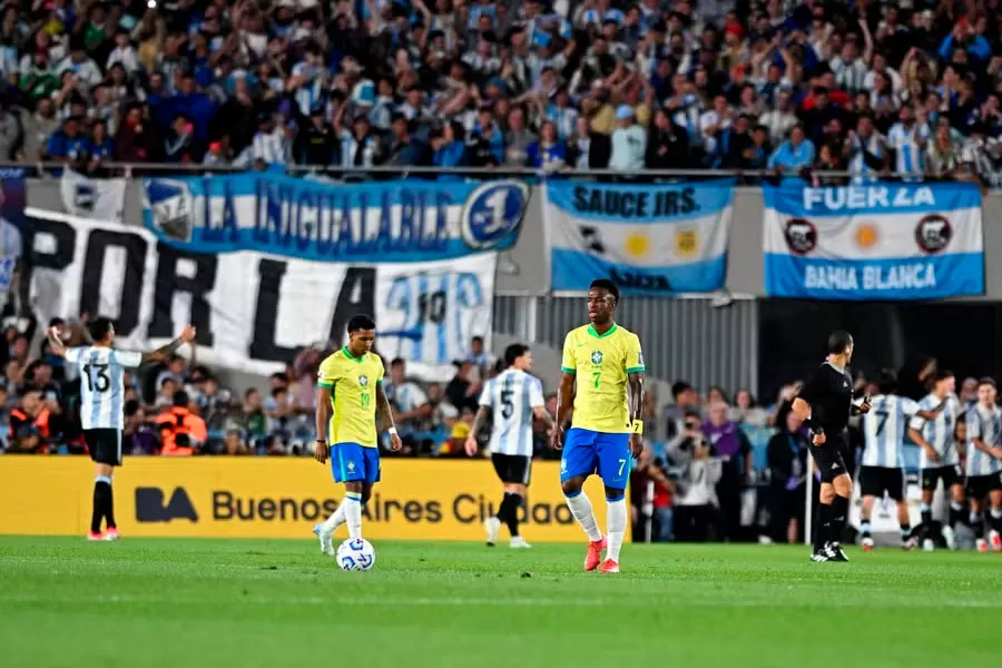 Brasil é atropelado do início ao fim e assusta o torcedor a quase um ano da Copa do Mundo