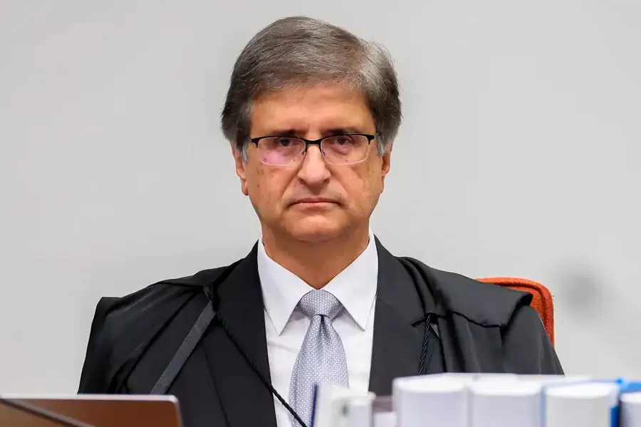 Mulher que pichou estátua pode cumprir prisão domiciliar, diz PGR