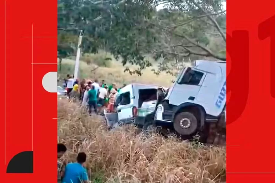 Dez pessoas morrem após batida entre van e carreta na Bahia