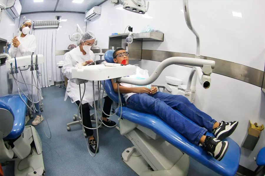 Odontomóvel leva atendimento a estudantes de colégios estaduais