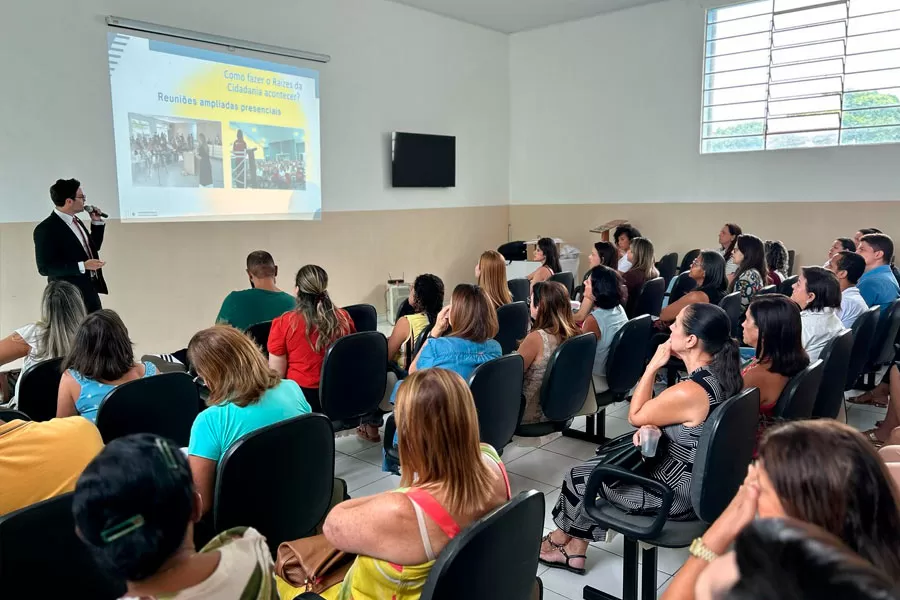 Medeiros Neto recebe projeto Raízes da Cidadania para fortalecimento das políticas públicas