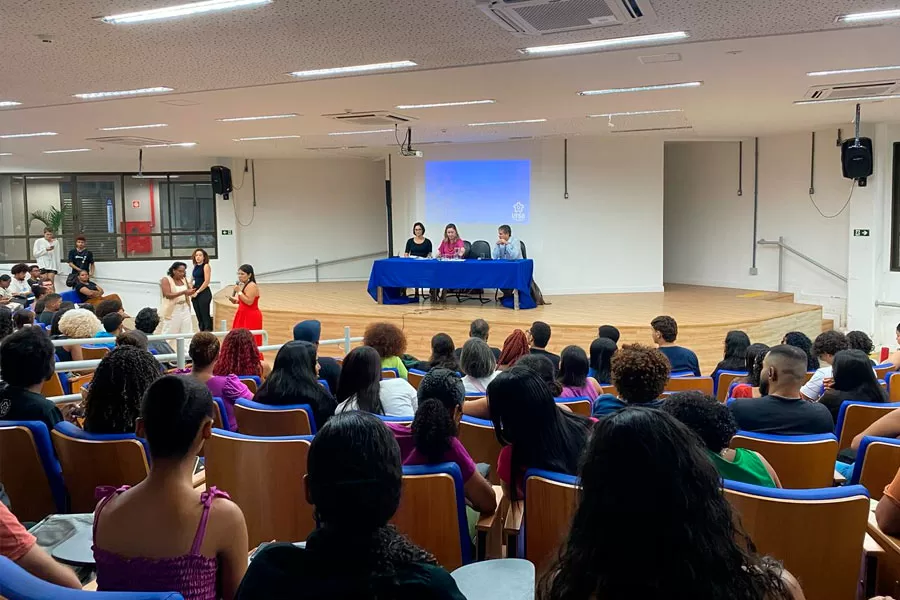 Calouros do CUNI Medeiros Neto participam de semana de acolhimento na UFSB, em Teixeira de Freitas