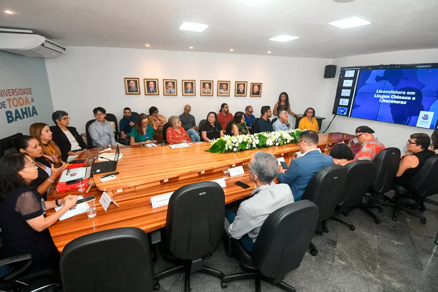 UNEB firma parceria para oferta de licenciatura e bacharelado para formação de professores e tradutores de chinês
