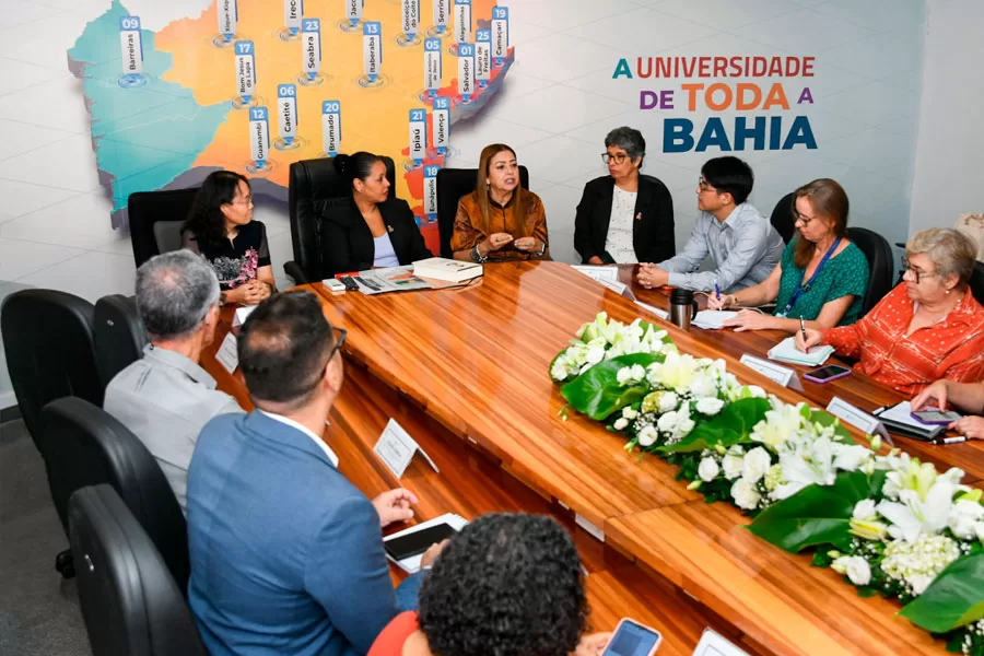 UNEB firma parceria para oferta de licenciatura e bacharelado para formação de professores e tradutores de chinês