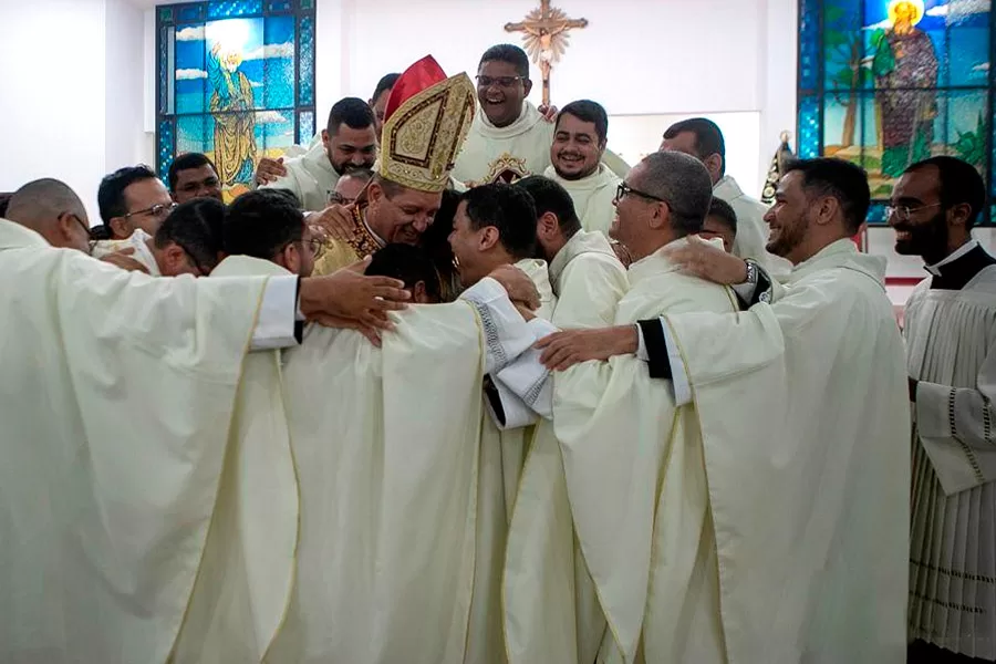 Dom Jailton se despede em Missa histórica e emociona fiéis na Catedral São Pedro Dom Jailton se despede em Missa histórica e emociona fiéis na Catedral São Pedro