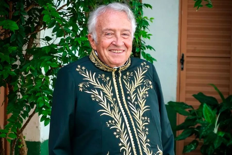 Edgard Telles Ribeiro toma posse na ABL e critica impacto da IA na cultura