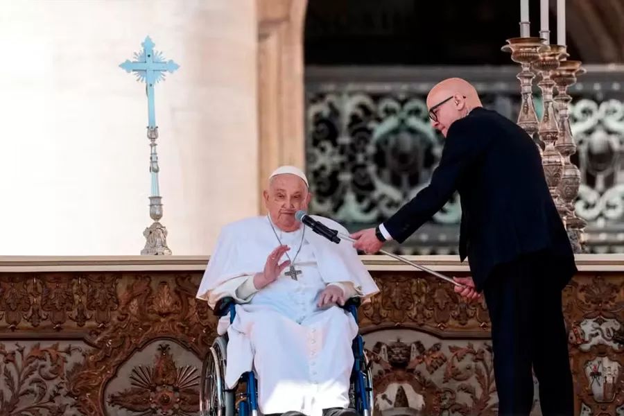 Papa Francisco faz primeira aparição após voltar ao Vaticano e revela se sentir ‘frágil’
