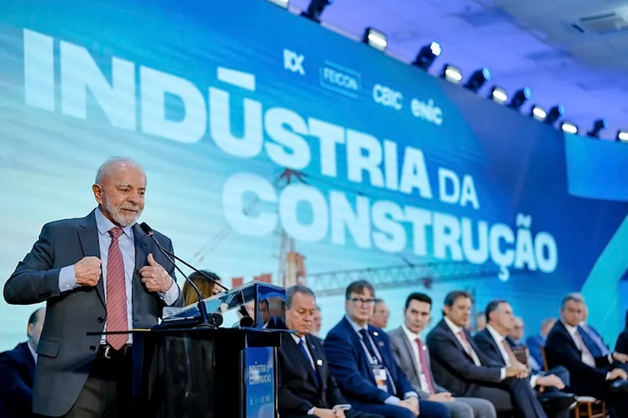 Lula convoca construção civil para superar déficit habitacional
