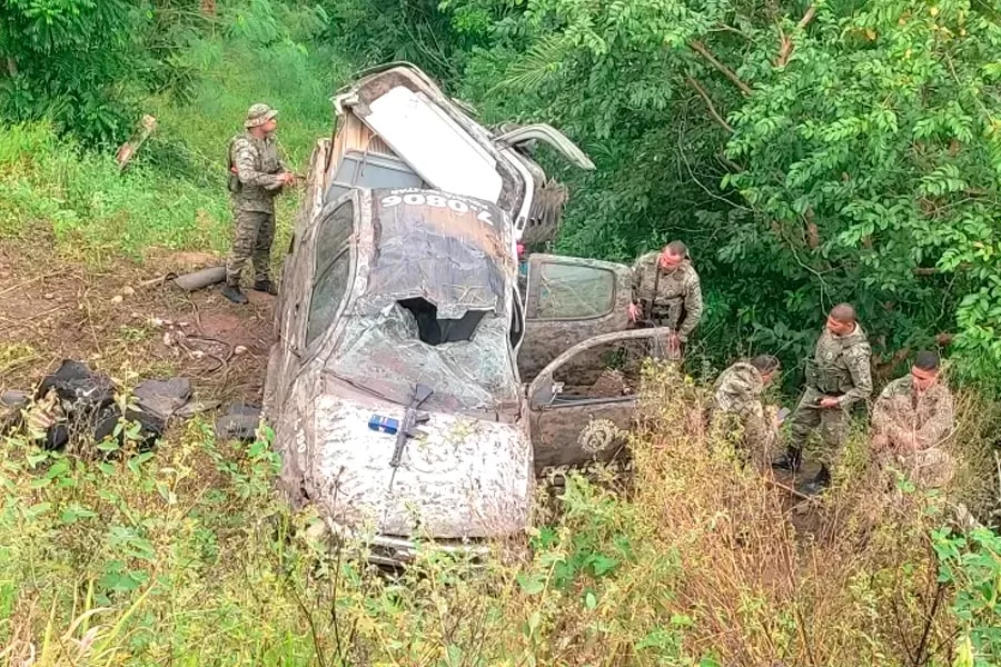Viatura da CIPE Sudoeste capota na BR-101; policiais sofrem apenas ferimentos leves